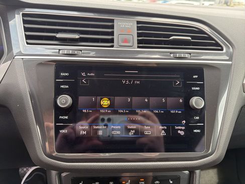 Used 2024 Volkswagen Tiguan SE FWD image 14