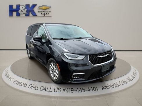 Used 2023 Chrysler Pacifica Touring-L FWD image 1