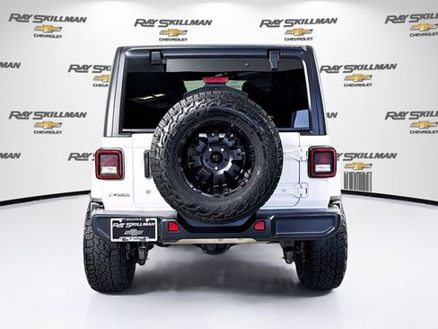 Used 2019 Jeep Wrangler Unlimited Sahara AWD/4WD image 6