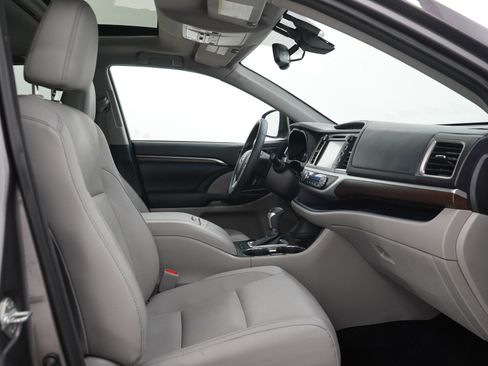 Used 2016 Toyota Highlander Limited w/ Driver Technology Package AWD/4WD image 13