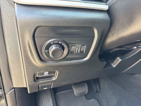 Used 2025 Jeep Grand Cherokee Altitude RWD image 21
