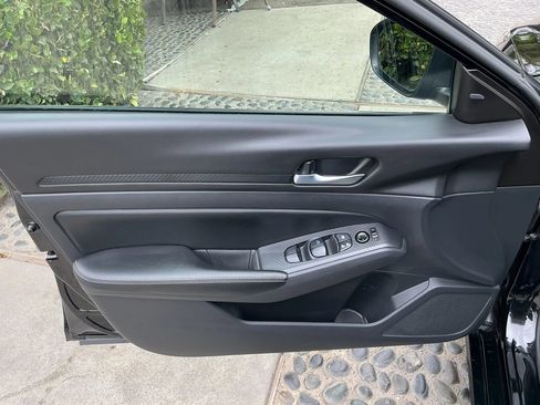 Used 2024 Nissan Altima 2.5 SV FWD image 12