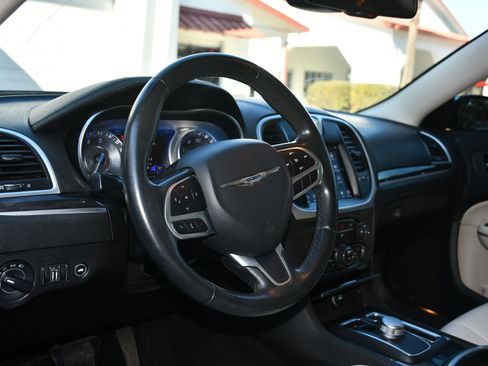 Used 2019 Chrysler 300 Touring w/ Chrome Appearance Package image 8