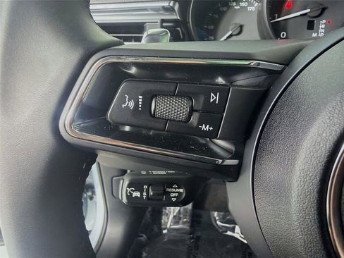 Certified 2025 Porsche Macan image 13