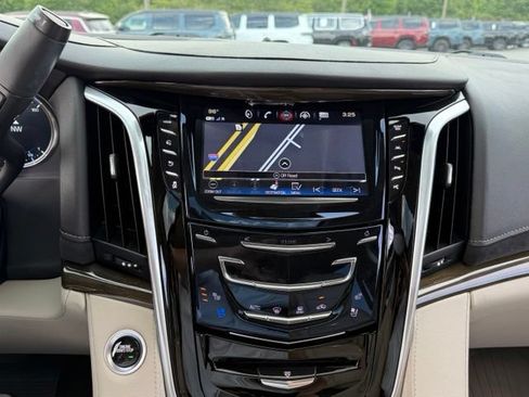 Used 2020 Cadillac Escalade Premium Luxury AWD/4WD image 21