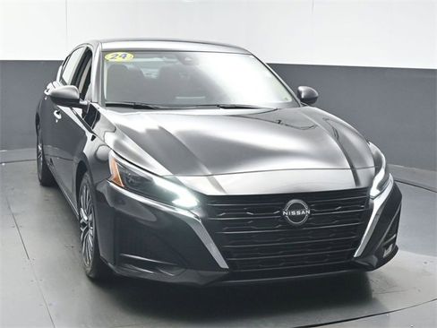 Used 2024 Nissan Altima 2.5 SV image 2