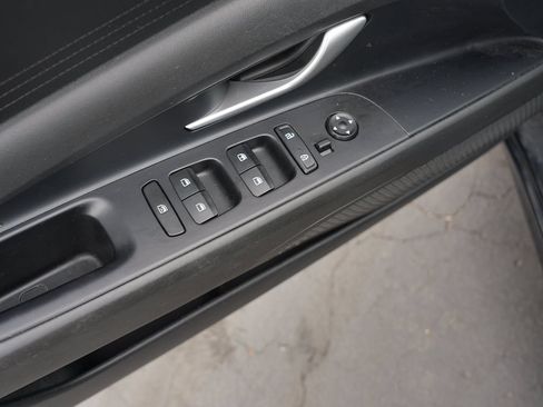 Used 2023 Hyundai Elantra SE FWD image 17