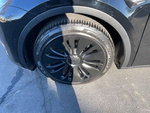 Used 2021 Tesla Model Y Long Range image 17