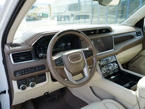 Used 2023 GMC Yukon Denali w/ Advanced Technology Package AWD/4WD image 16