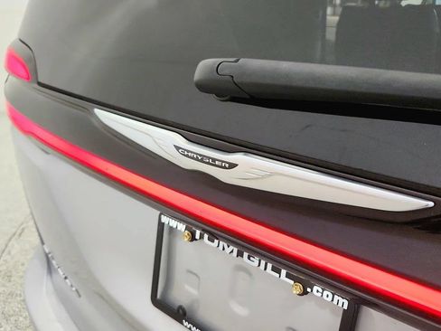 Used 2024 Chrysler Pacifica Touring-L FWD image 36