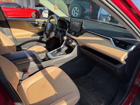 Used 2019 Toyota RAV4 LE w/ Carpet Mat Package AWD/4WD image 10