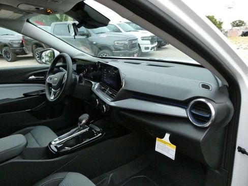 New 2026 Chevrolet Trax LT w/ LT Convenience Package FWD image 11