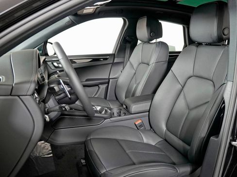 Certified 2026 Porsche Macan AWD/4WD image 5