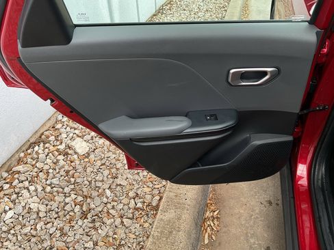 Used 2025 Kia K4 LXS image 17