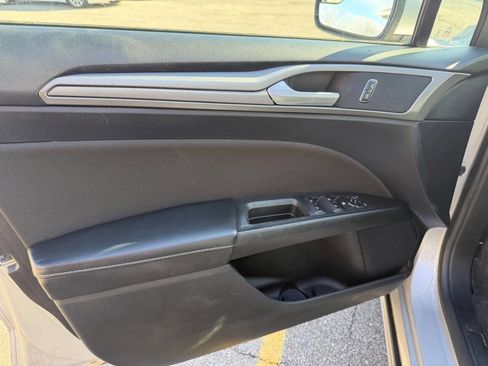 Used 2018 Ford Fusion SE w/ Fusion SE Technology Package image 10