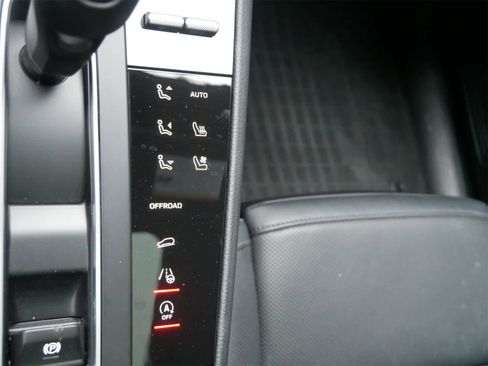 Used 2025 Porsche Macan image 15