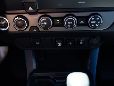 Used 2020 Toyota Tacoma TRD Off-Road AWD/4WD image 18