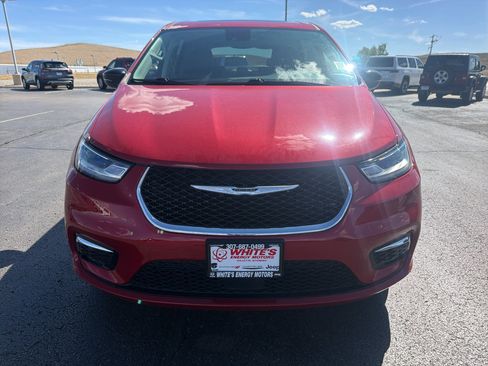 Used 2024 Chrysler Pacifica Limited AWD/4WD image 2