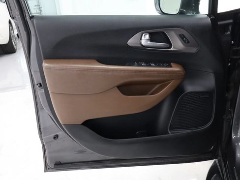 Used 2017 Chrysler Pacifica Limited FWD image 14