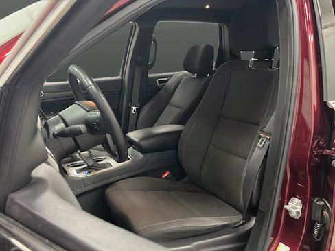 Used 2019 Jeep Grand Cherokee Laredo AWD/4WD image 9