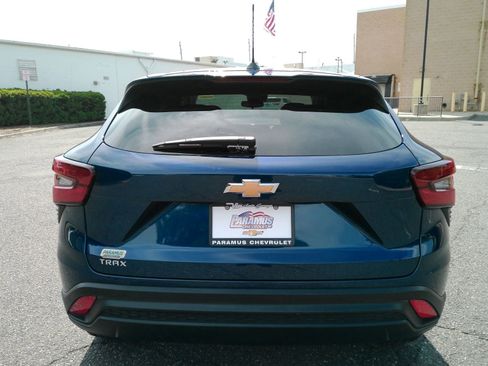 Used 2024 Chevrolet Trax LS w/ LS Convenience Package FWD image 7