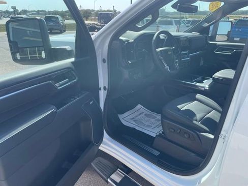 Used 2025 Chevrolet Silverado 2500 LTZ w/ LTZ Convenience Package image 10