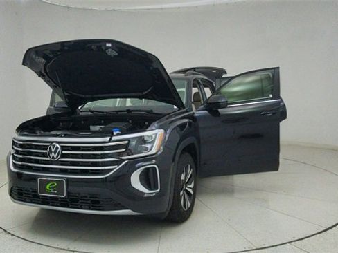 Used 2025 Volkswagen Atlas SE image 74