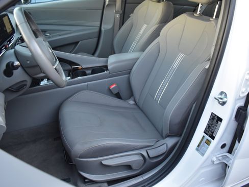 Used 2025 Hyundai Elantra SEL image 27