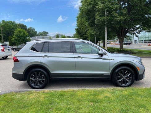 Certified 2024 Volkswagen Tiguan SE w/ Panoramic Sunroof Package AWD/4WD image 6