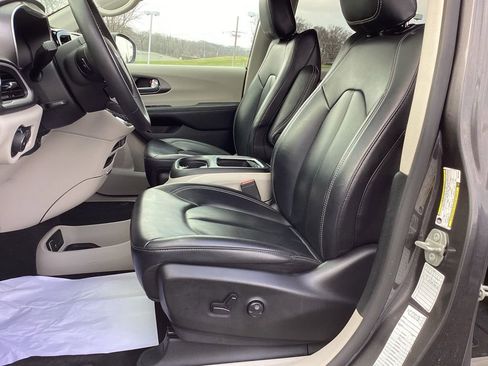 Used 2023 Chrysler Pacifica Touring-L image 13