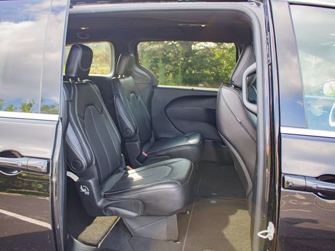 Used 2025 Chrysler Pacifica Select FWD image 16