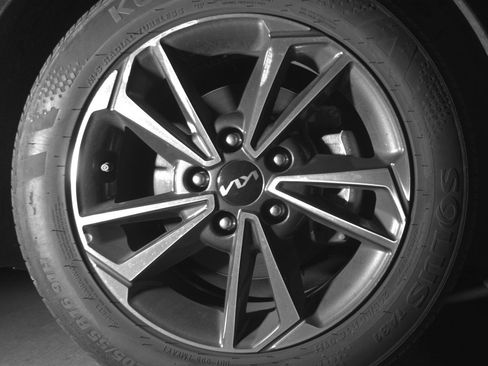 Used 2024 Kia Forte LXS FWD image 13