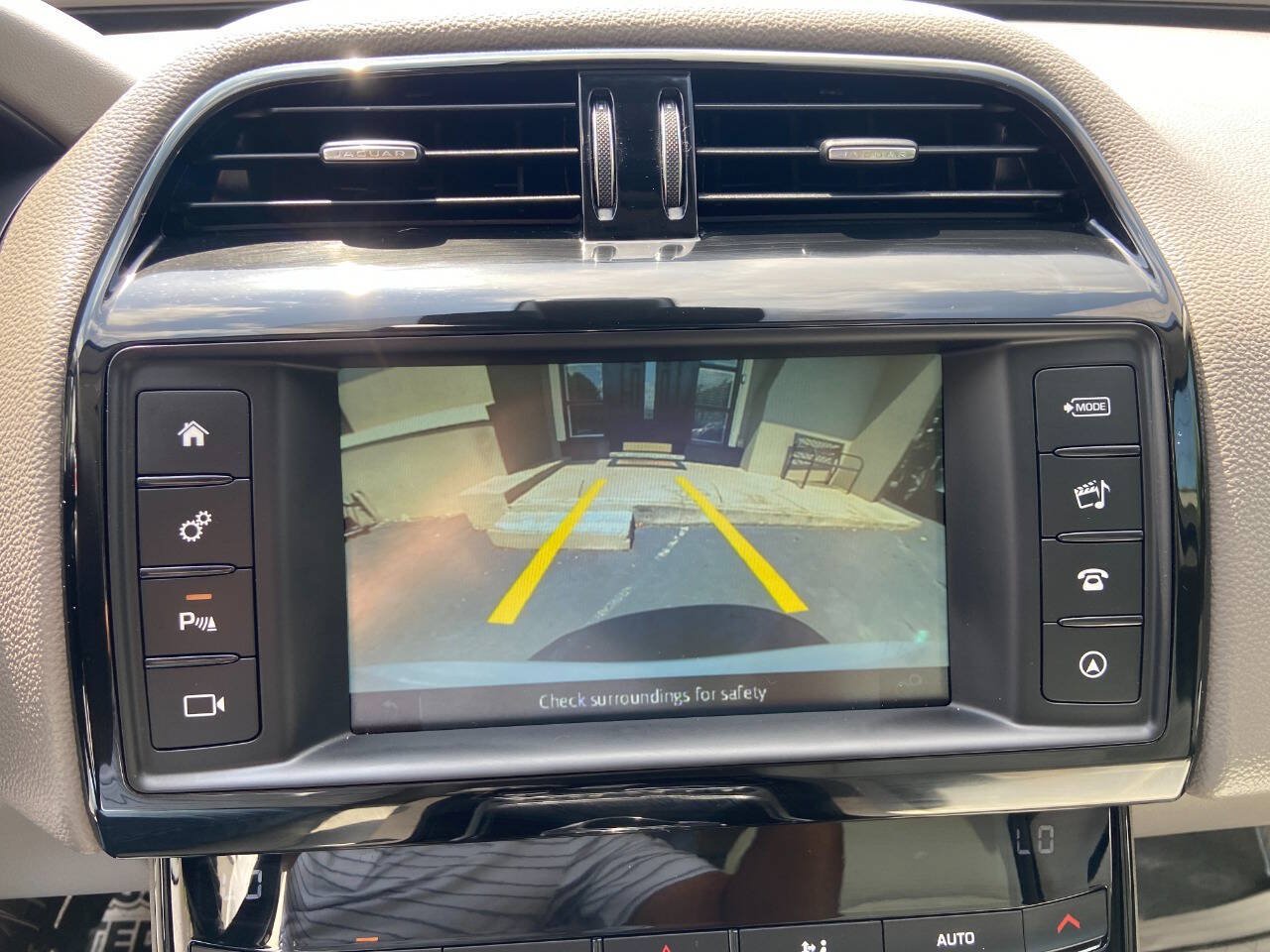 Used 2018 Jaguar XE Premium RWD image 16