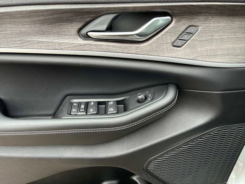 New 2025 Jeep Grand Cherokee L Limited image 10