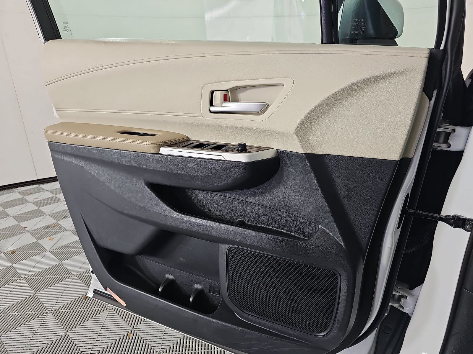Used 2022 Toyota Sienna XLE FWD image 24