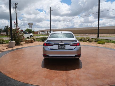 Used 2025 Lexus ES 300h w/ Premium Package image 3