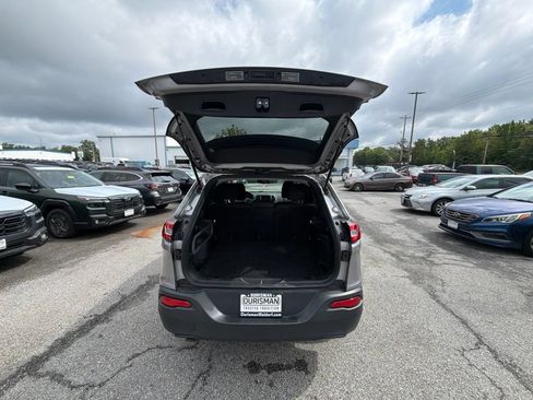 Used 2017 Jeep Cherokee Latitude w/ Cold Weather Group AWD/4WD image 8