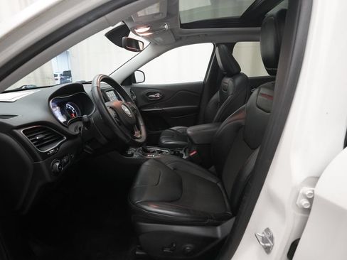 Used 2019 Jeep Cherokee Trailhawk w/ Comfort/Convenience Group AWD/4WD image 7