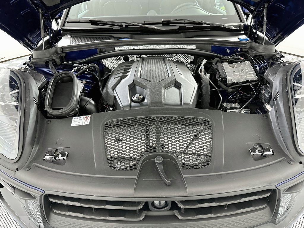 Certified 2024 Porsche Macan AWD/4WD image 32