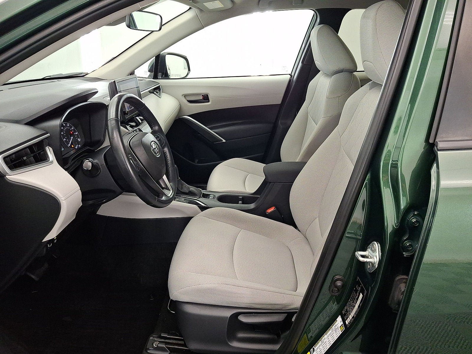 Used 2023 Toyota Corolla Cross LE AWD/4WD image 3