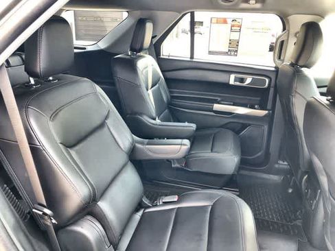 Used 2024 Ford Explorer XLT w/ Equipment Group 202A AWD/4WD image 17