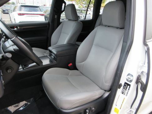 Used 2023 Lexus GX 460 w/ Black Line Special Edition AWD/4WD image 32