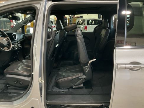 Used 2020 Chrysler Pacifica Limited image 29