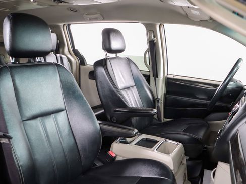 Used 2014 Chrysler Town & Country Touring image 28
