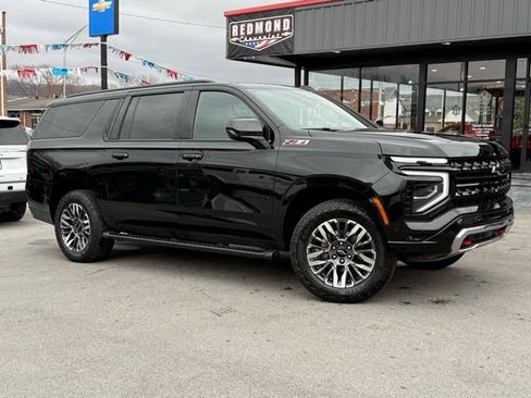 Used 2025 Chevrolet Suburban Z71 image 2
