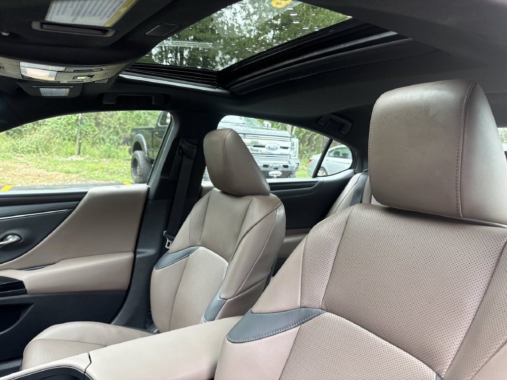 Used 2025 Lexus ES 300h w/ Premium Package FWD image 16
