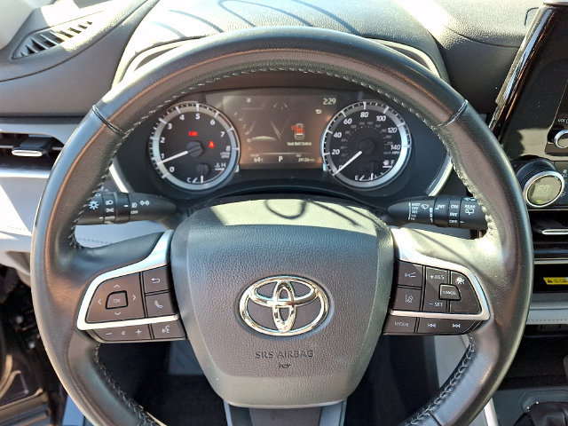 Used 2023 Toyota Highlander XLE AWD/4WD image 17