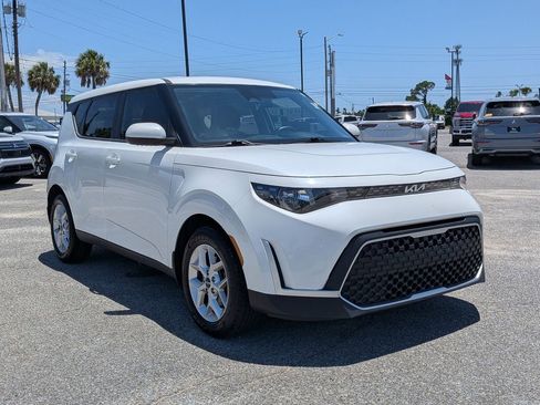 Used 2023 Kia Soul LX w/ Option Group 015 FWD image 3