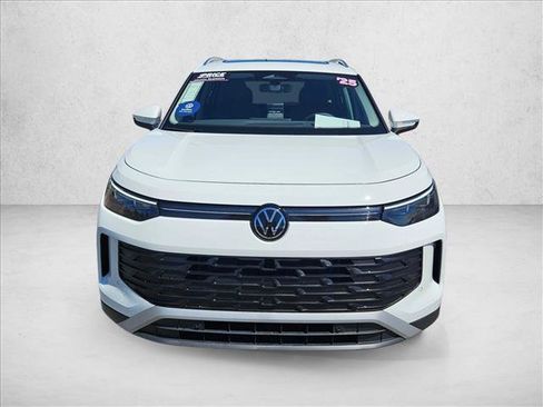 Certified 2025 Volkswagen Tiguan SE FWD image 2