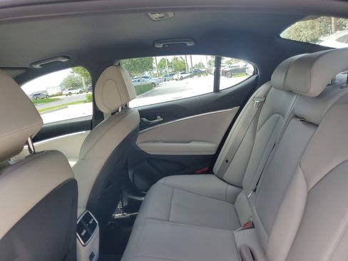 Used 2025 Genesis G70 2.5T image 16